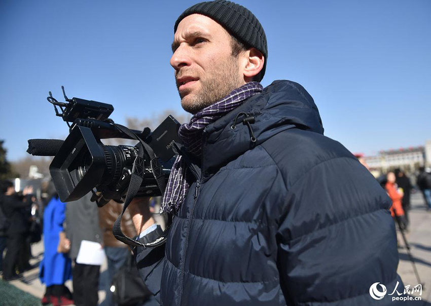 Jornalistas chineses e estrangeiros cobrem as "duas sess?es"