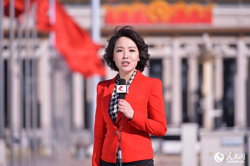 Jornalistas belas esfor?am-se pela cobertura das "duas sess?es"