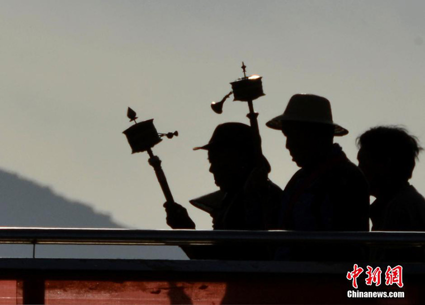 Tibetanos fazem peregrina??es na Festa de Sagadawa
