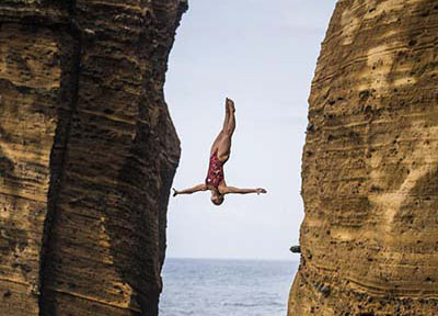 Os saltos impressionantes do cliff diving nos A?ores
