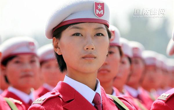 Soldados de sexo feminino da China destacam-se na parada militar