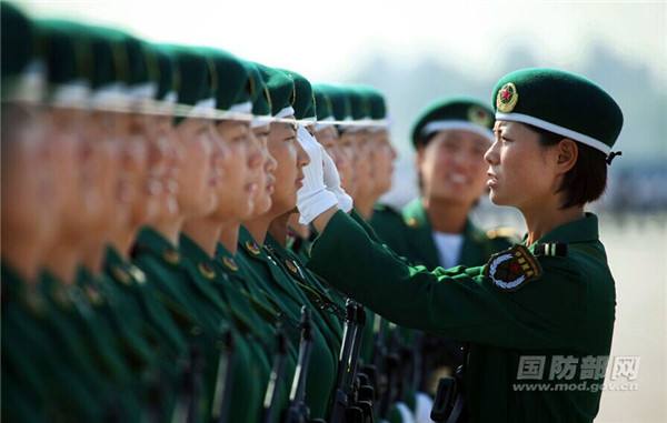Soldados de sexo feminino da China destacam-se na parada militar