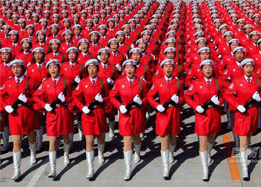 Soldados de sexo feminino da China destacam-se na parada militar