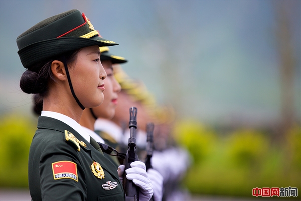 Uniformes militares marcham ao ritmo dos tempos