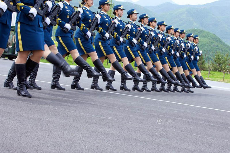 Uniformes militares marcham ao ritmo dos tempos
