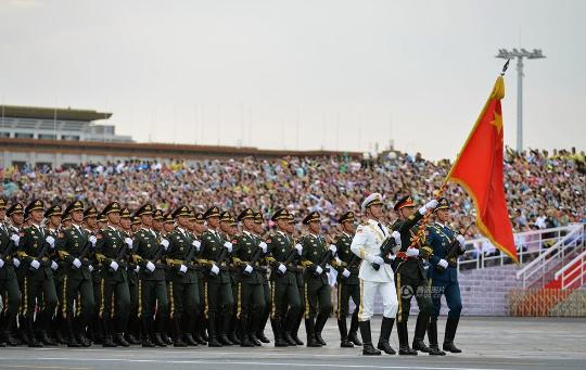 Uniformes militares marcham ao ritmo dos tempos