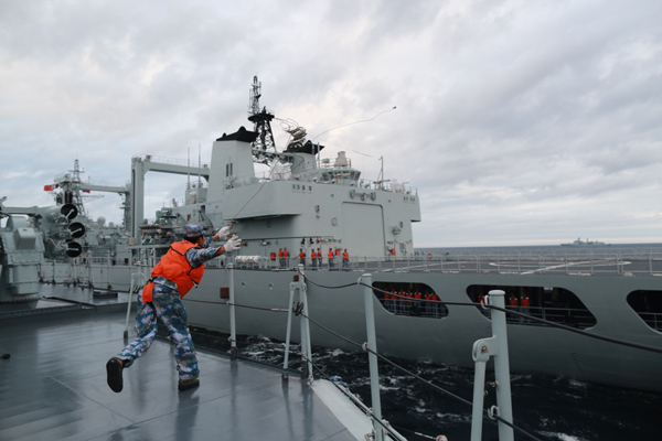 Marinhas chinesa e russa realizam manobras conjuntas de desembarque costeiro