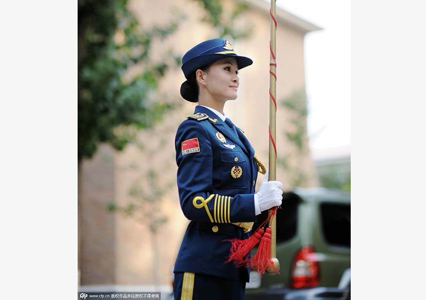A brigada feminina da banda do exército pratica para a parada do Dia da Vitória