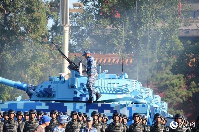 Destacamento de tanques reúne-se na Pra?a Tiananmen