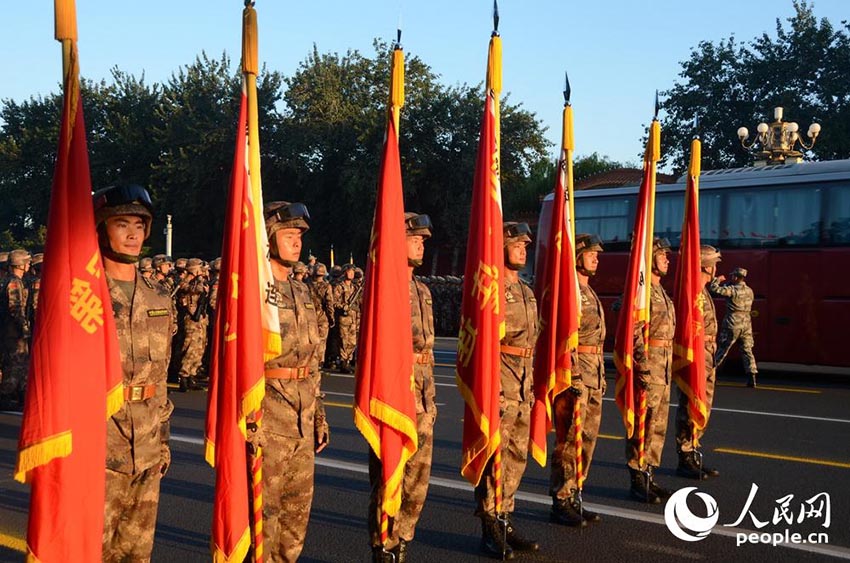 Destacamentos de soldados reúnem-se na Pra?a Tiananmen