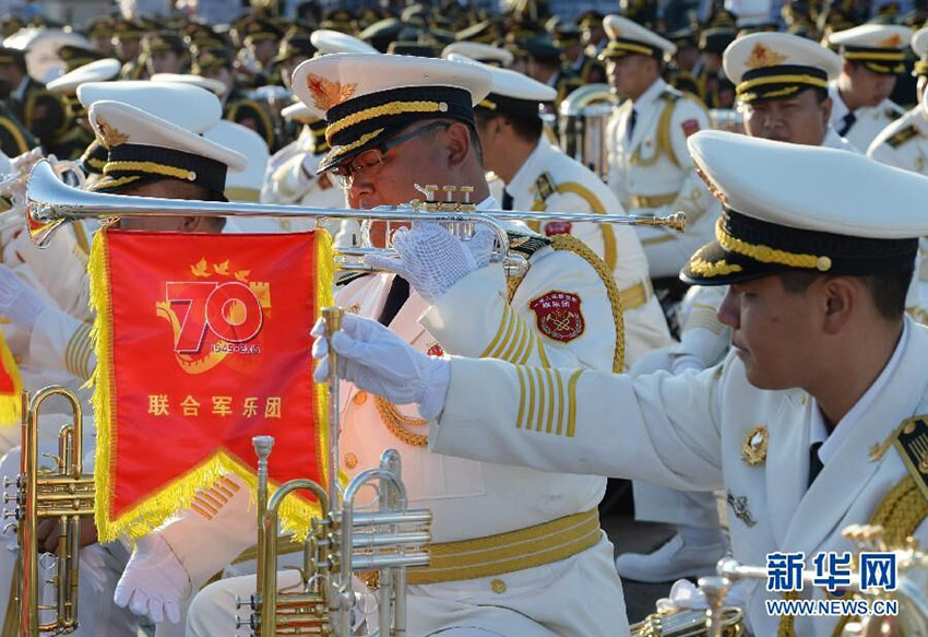 Destacamentos de soldados reúnem-se na Pra?a Tiananmen