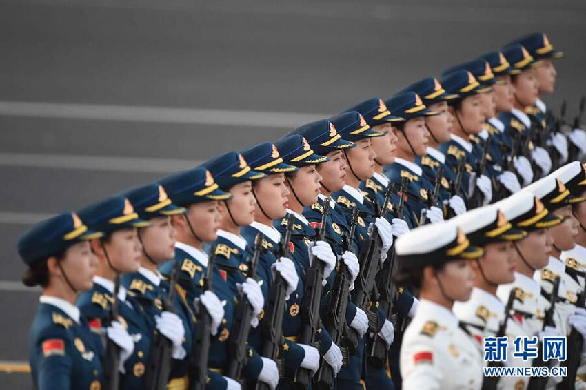 Destacamentos de soldados reúnem-se na Pra?a Tiananmen