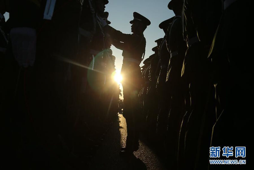 Destacamentos de soldados reúnem-se na Pra?a Tiananmen