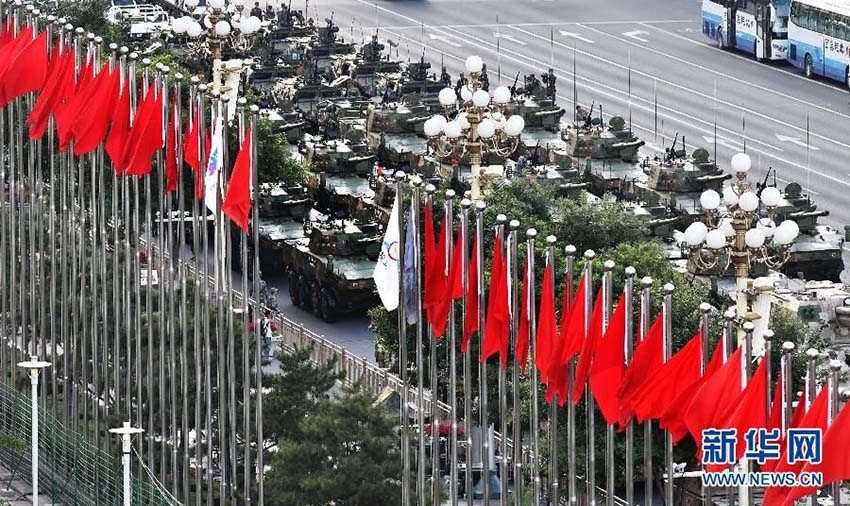 Destacamentos de soldados reúnem-se na Pra?a Tiananmen