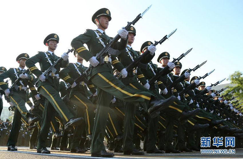 Destacamentos de soldados reúnem-se na Pra?a Tiananmen