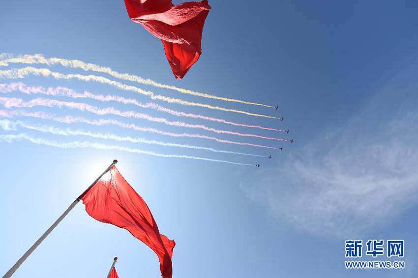 Parada do Dia da Vitória: Forma??o aérea sobrevoa a Pra?a Tiananmen