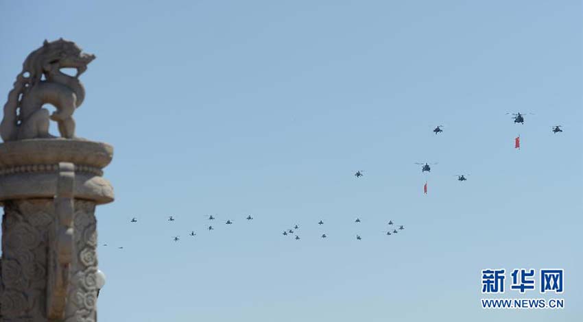 Parada do Dia da Vitória: Forma??o aérea sobrevoa a Pra?a Tiananmen