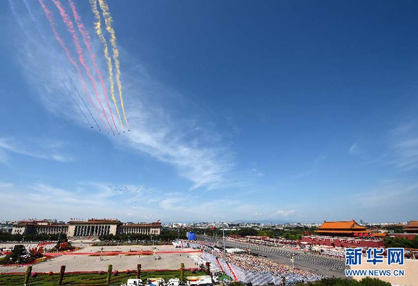 Parada do Dia da Vitória: Forma??o aérea sobrevoa a Pra?a Tiananmen
