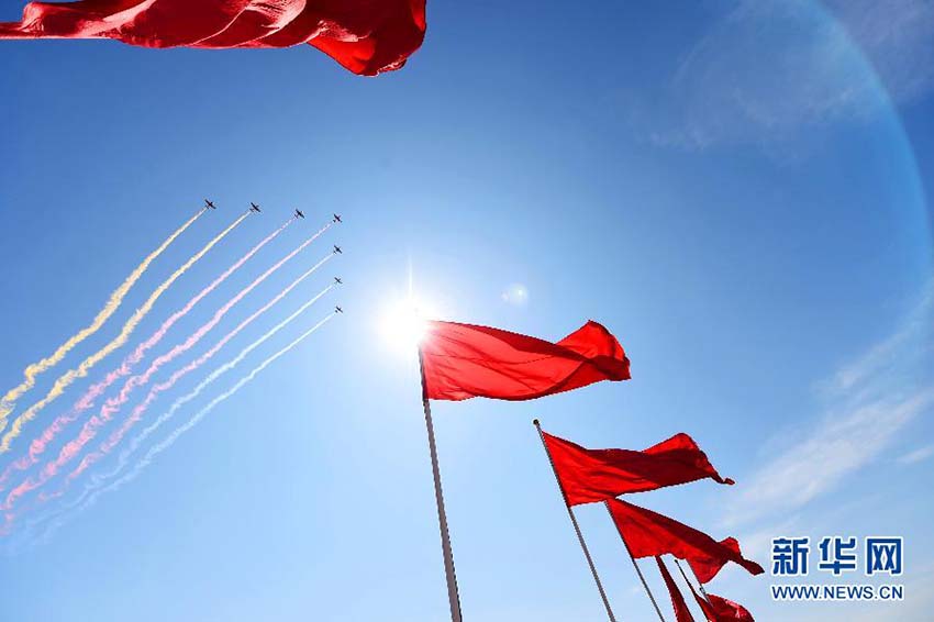 Parada do Dia da Vitória: Forma??o aérea sobrevoa a Pra?a Tiananmen