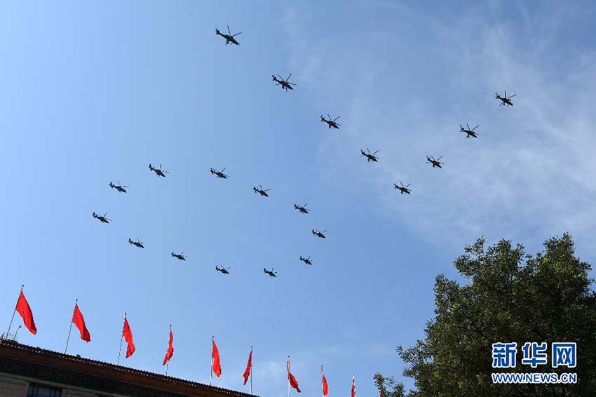 Parada do Dia da Vitória: Forma??o aérea sobrevoa a Pra?a Tiananmen