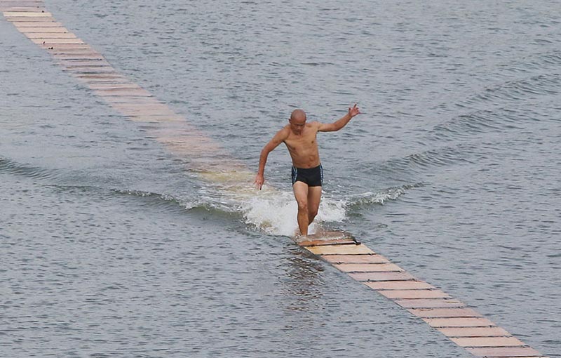 Monge de Shaolin bate recorde de corrida sobre a água
