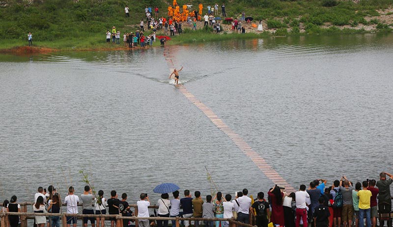 Monge de Shaolin bate recorde de corrida sobre a água