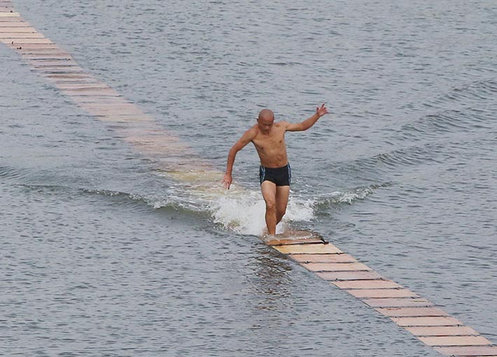 Monge de Shaolin bate recorde de corrida sobre a água