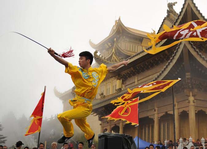 Mestres de artes marciais competem no campeonato de Kung Fu no Monte Emei