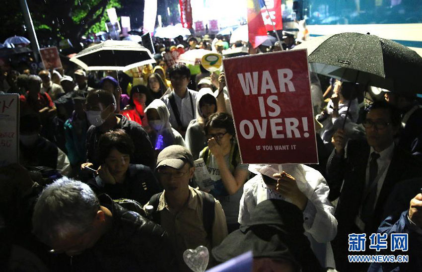 Cidad?os japoneses manifestam-se publicamente contra as medidas do governo de Shinzo Abe