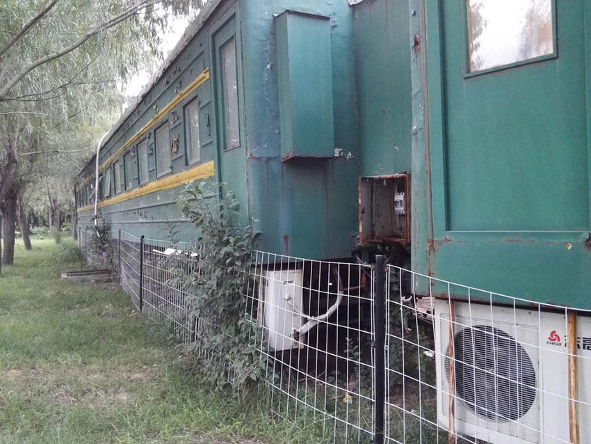 Escola em Zhengzhou transforma vag?es de trem em dormitório para os alunos