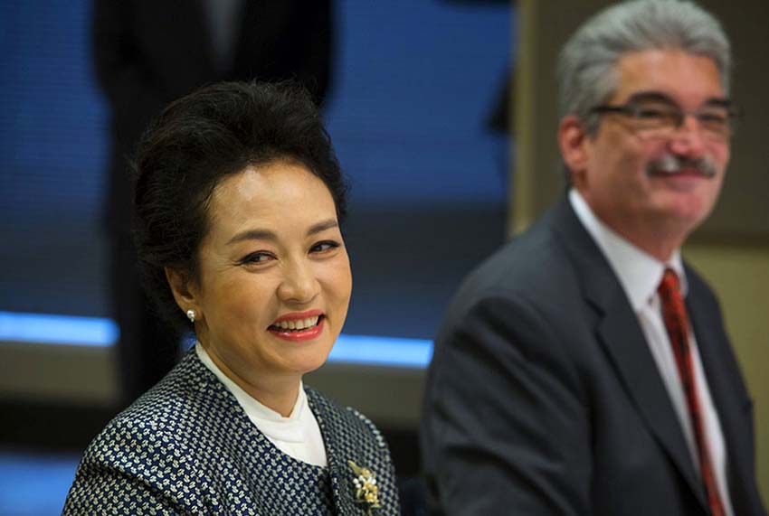 Primeira-dama Peng Liyuan visita Centro de Pesquisas do Cancer Fred Hutchson