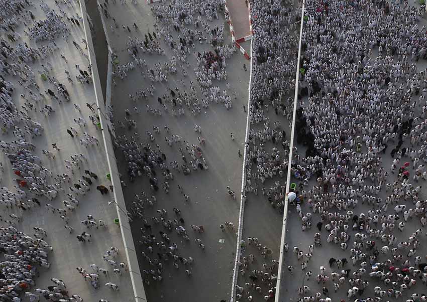 Mais de 700 peregrinos morrem durante a peregrina??o anual do Hajj em Meca