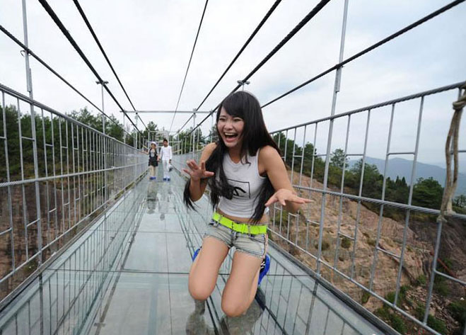 Primeira ponte de vidro na China abre ao público