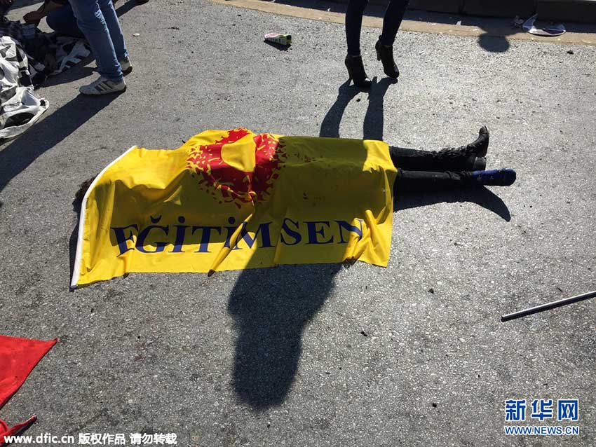 Público presta homenagem às vítimas da explos?o na Turquia