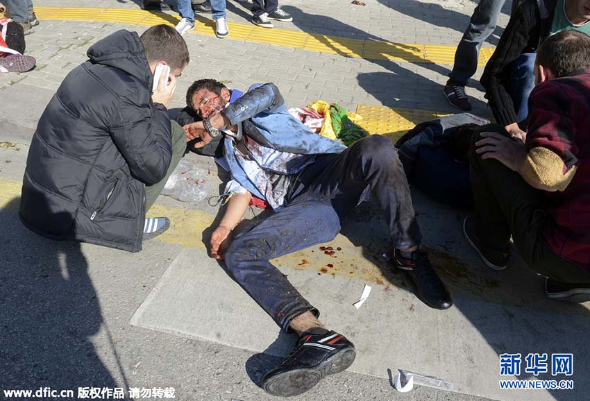 Público presta homenagem às vítimas da explos?o na Turquia