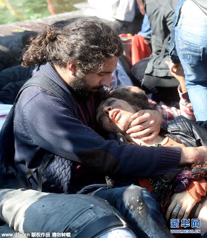 Público presta homenagem às vítimas da explos?o na Turquia