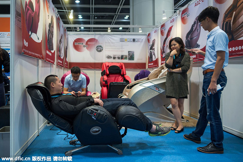 Rob?s dan?am e drones voam durante Feira de Eletronica de Hong Kong