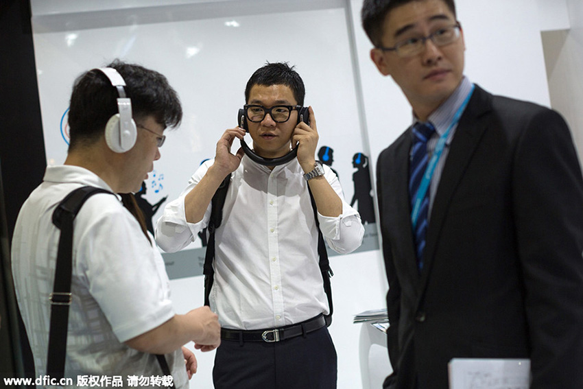 Rob?s dan?am e drones voam durante Feira de Eletronica de Hong Kong