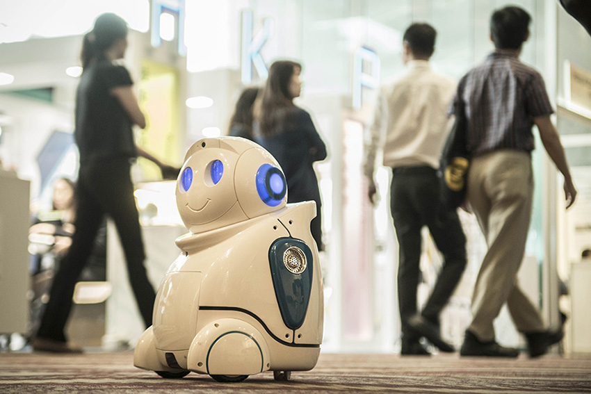 Rob?s dan?am e drones voam durante Feira de Eletronica de Hong Kong