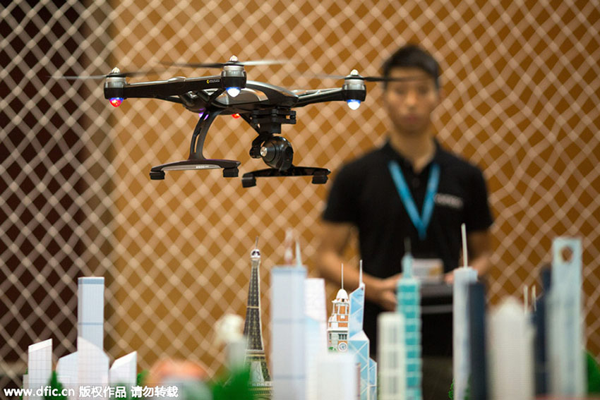 Rob?s dan?am e drones voam durante Feira de Eletronica de Hong Kong