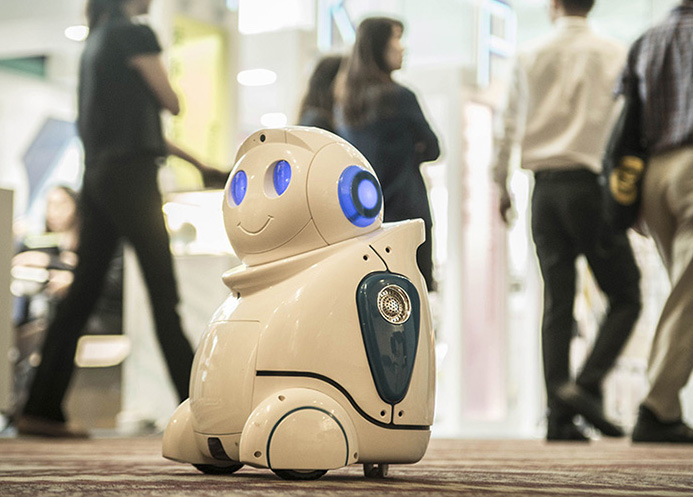 Rob?s dan?am e drones voam durante Feira de Eletronica de Hong Kong