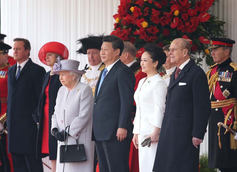 Xi Jinping participa da cerim?nia de boas-vindas da rainha britanica Elizabeth II