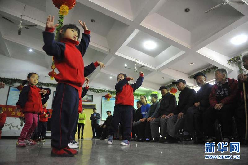 Chineses demonstram respeito e carinho pelos idosos nas comemora??es do Festival Chongyang