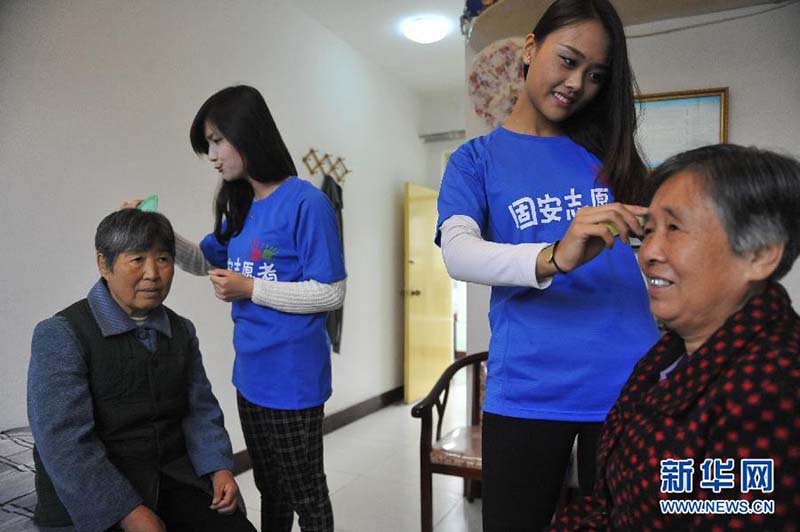 Chineses demonstram respeito e carinho pelos idosos nas comemora??es do Festival Chongyang