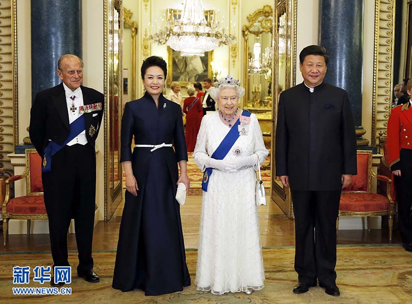 Xi Jinping e Peng Liyuan comparecem a banquete oferecido pela rainha britanica