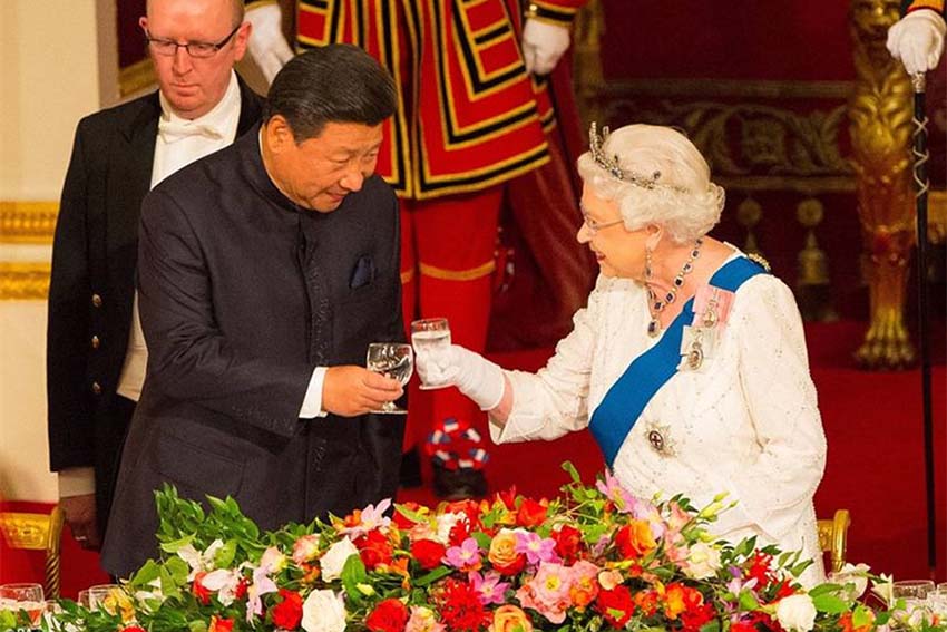 Xi Jinping e Peng Liyuan comparecem a banquete oferecido pela rainha britanica