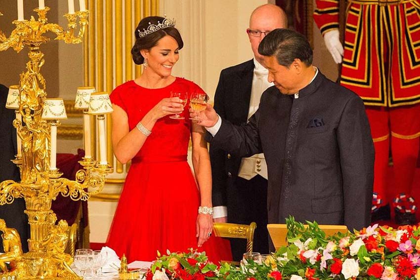 Xi Jinping e Peng Liyuan comparecem a banquete oferecido pela rainha britanica