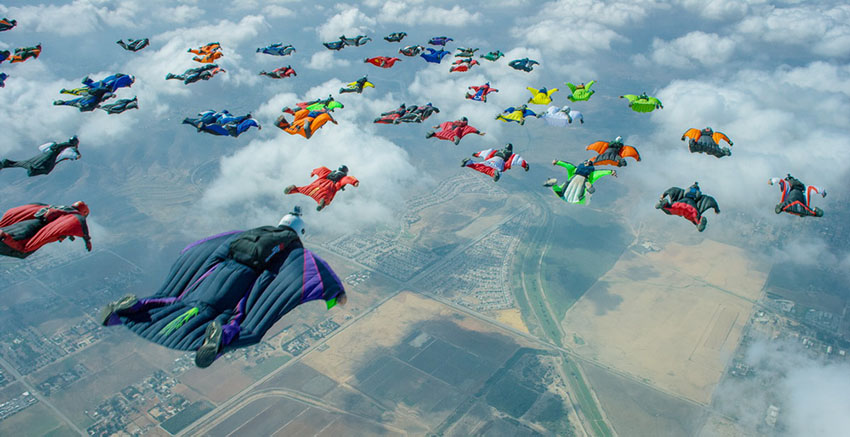 61 wingsuit flyers norte-americanos batem recorde mundial