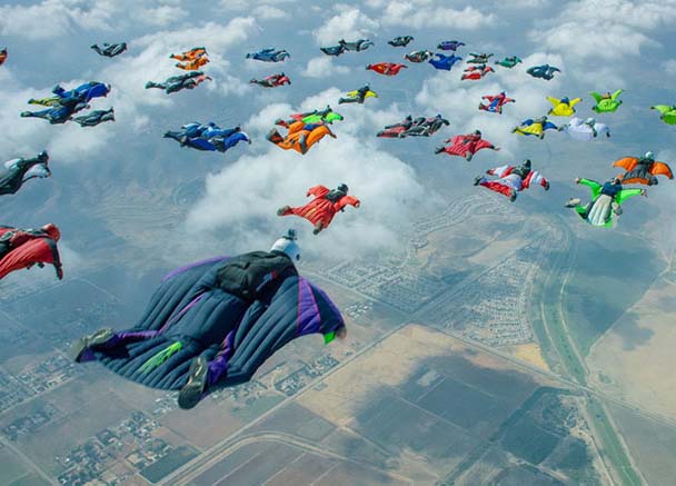 61 wingsuit flyers norte-americanos batem recorde mundial