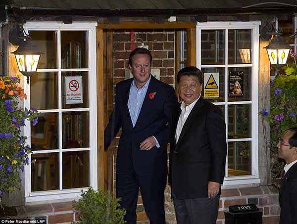 Cameron convida presidente chinês para cerveja com peixe e batatas fritas num pub